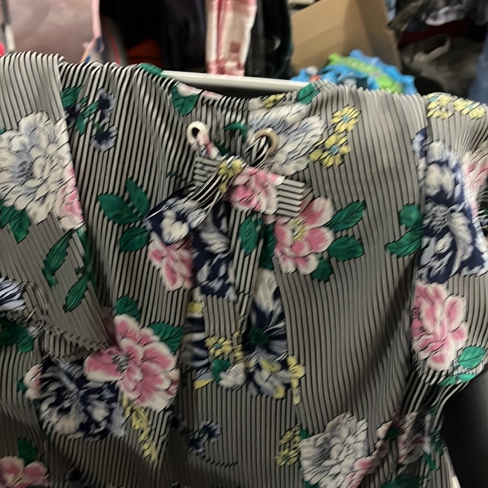 Ricki’s blouse - Picture 4 of 4